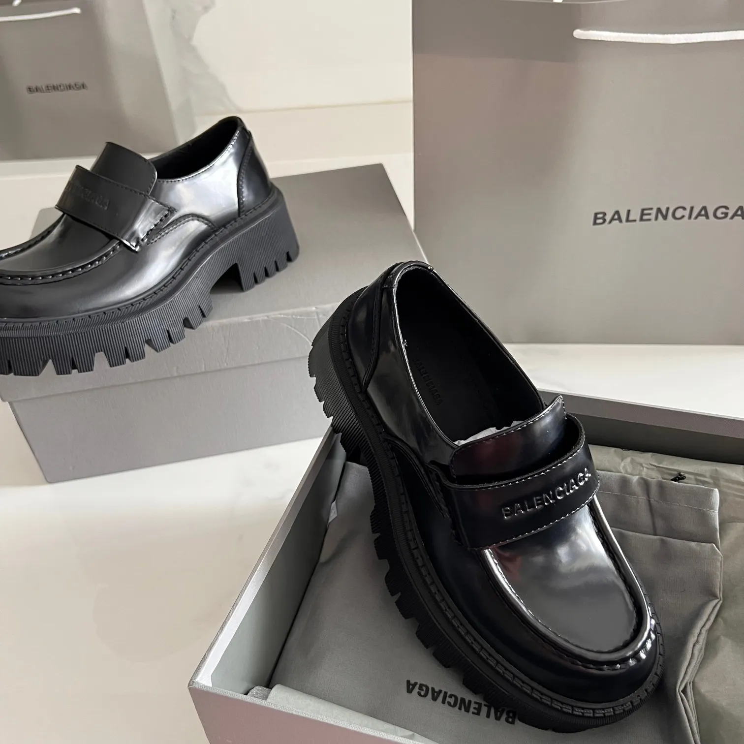 👟👟Ex-factory price 600👟👟 BALENCIAGA# Balenciaga's new big-toe derby shoes TRACTOR big-toe derby shoes loafers👞 Original medium-gloss open-edge beaded cowhide. Restrained and stylish. Matched with the brand logo on the shoe cover. The rhythm of closing your eyes. The lining and feet are made of black silk cowhide. The texture is soft and delicate. The gear-shaped rubber outsole is 5cm higher. Size: 35-40 (customization of 40 pieces is not returnable)